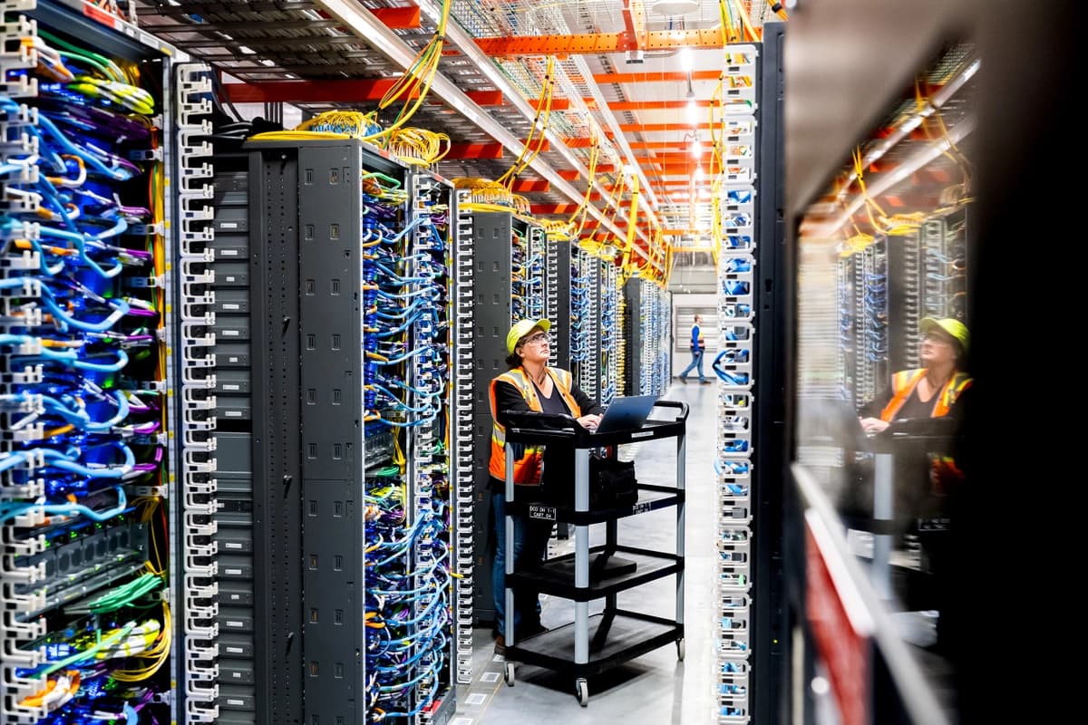 Un técnico trabaja en un centro de datos de inteligencia artificial de Amazon Web Services en New Carlisle, Indiana, el 2 de octubre de 2025. (Noah Berger/Getty Images vía Amazon Web Services)