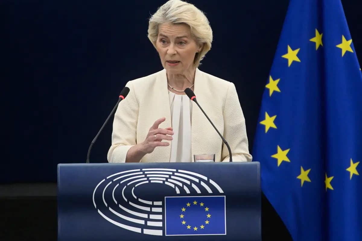 La presidenta de la Comisión Europea, Ursula von der Leyen, pronuncia un discurso durante el discurso anual sobre el Estado de la Unión Europea en el Parlamento Europeo en Estrasburgo, al este de Francia, el 16 de septiembre de 2026. (Foto AP/Pascal Bastien, archivo)