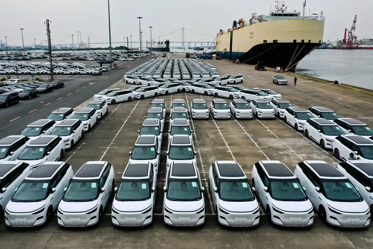 Vehículos eléctricos X9 del fabricante chino XPeng esperan ser exportados a Tailandia en el puerto de Guangzhou, en la provincia sureña china de Guangdong, el 22 de febrero de 2025. (Pedro Pardo/AFP vía Getty Images)