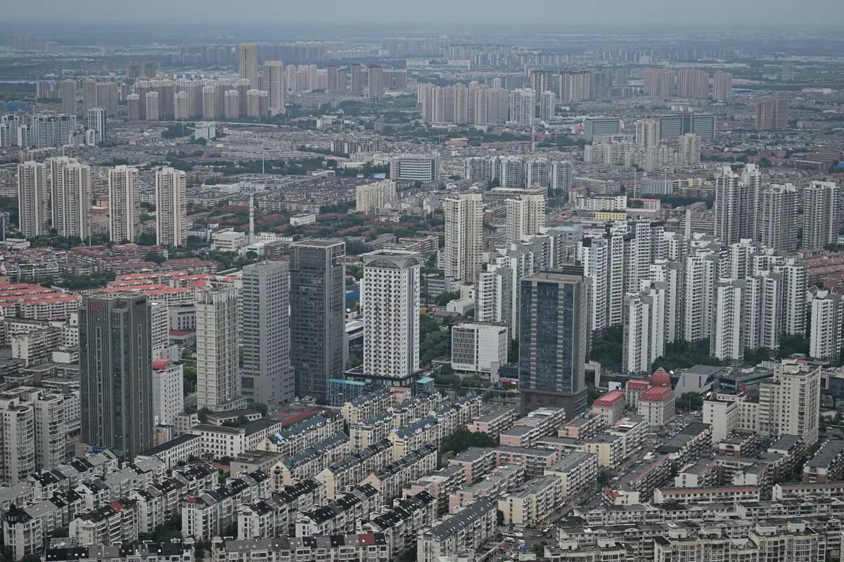 Edificios de oficinas y departamentos en Tianjin, China, el 14 de julio de 2026. (Adek Berry/AFP vía Getty Images)