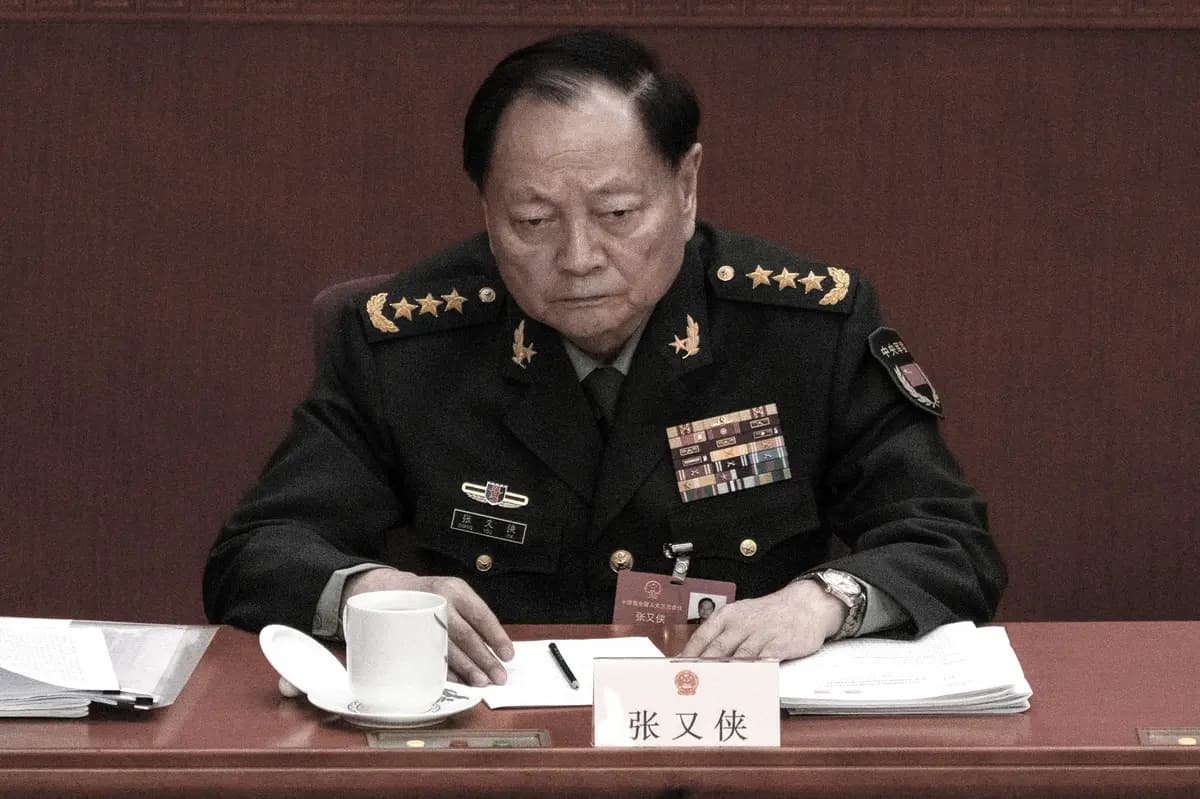 El general de mayor rango de China, Zhang Youxia, en una reunión antes de ser destituido por el líder del PCCh, Xi Jinping, en enero de 2026. (Getty Images)