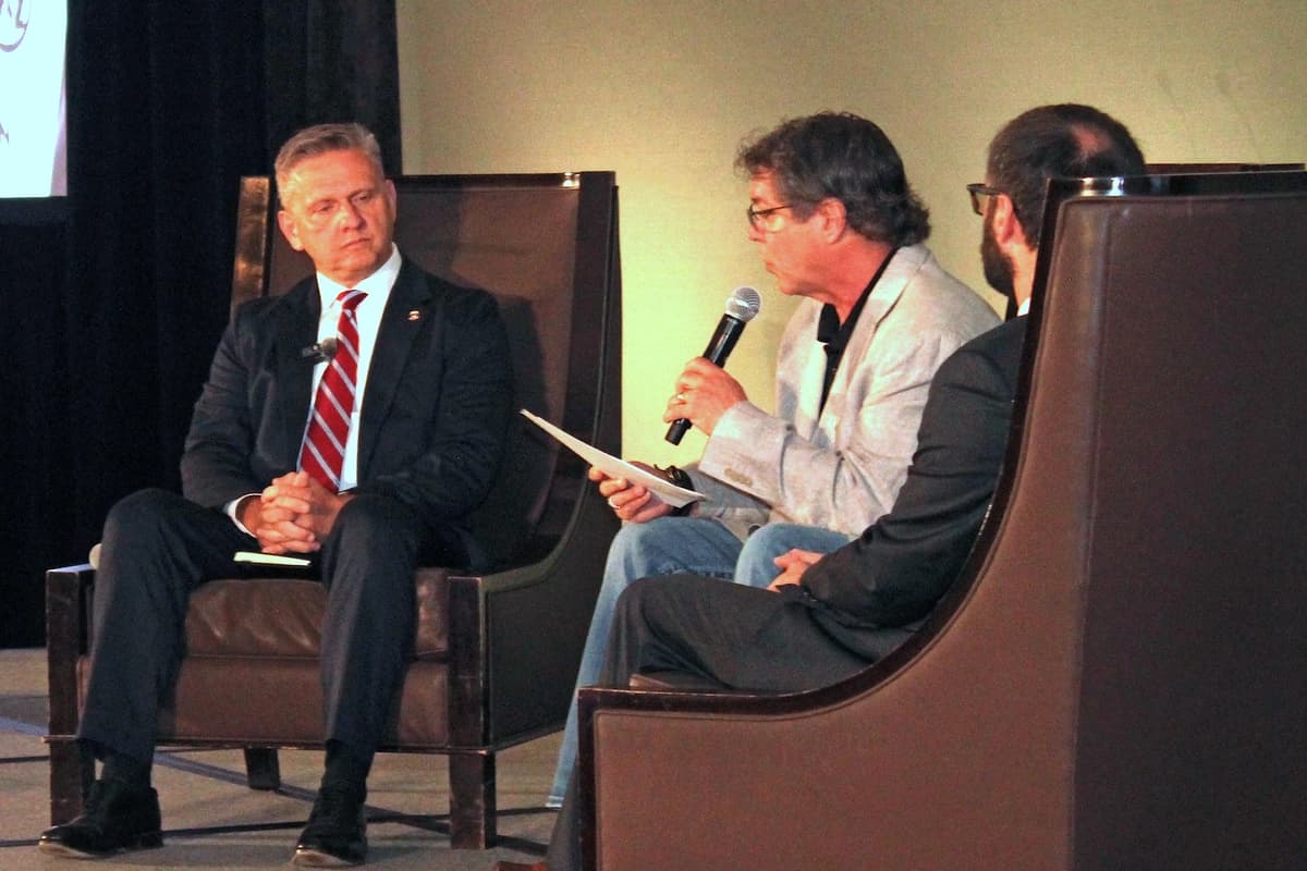 Robert Cekada (izquierda), director de la Oficina de Alcohol, Tabaco, Armas de Fuego y Explosivos, es entrevistado por Mark Walters, defensor de la Segunda Enmienda y presentador de podcasts, durante la Conferencia sobre Políticas de Derechos de Armas celebrada en Dallas el 26 de septiembre de 2026. (Michael Clements/The Epoch Times)
