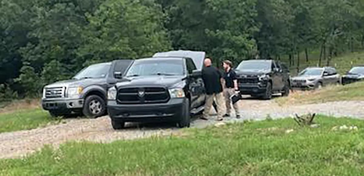Agentes de la ATF llegan a la propiedad de Russell Fincher en Tuskahoma, Oklahoma, el 16 de junio de 2023. (Cortesía de Russell Fincher).