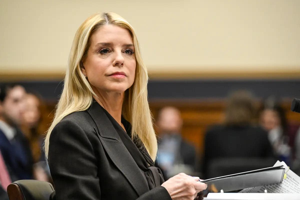 La ex fiscal general de Estados Unidos, Pam Bondi, testifica ante el Comité Judicial de la Cámara de Representantes en una audiencia sobre la "Supervisión del Departamento de Justicia" en el Capitolio en Washington el 11 de febrero de 2026. (Roberto Schmidt/AFP vía Getty Images)