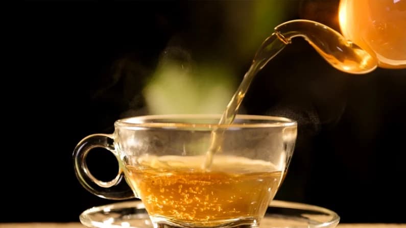 Tomar té o café muy caliente triplica el riesgo de cáncer de esófago