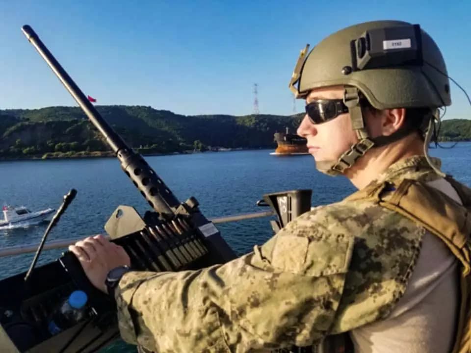Patrick "Tate" Adamiak, suboficial de primera clase de la Armada de los Estados Unidos, durante un despliegue, en esta foto de archivo. Adamiak fue procesado por violaciones federales de la ley de armas de fuego durante la administración Biden. (Cortesía de David Adamiak).