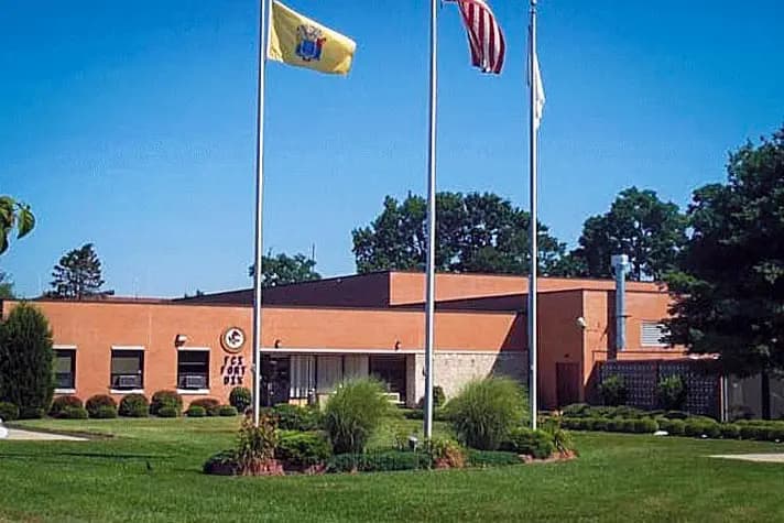 Institución Correccional Federal de Fort Dix, en Fort Dix, Nueva Jersey, donde Patrick "Tate" Adamiak estuvo encarcelado, en esta foto de archivo. Adamiak cumplió cuatro años de una condena de 20 años en la prisión de mínima seguridad, la mayor instalación penitenciaria federal de los Estados Unidos. (Departamento de Justicia de los Estados Unidos).