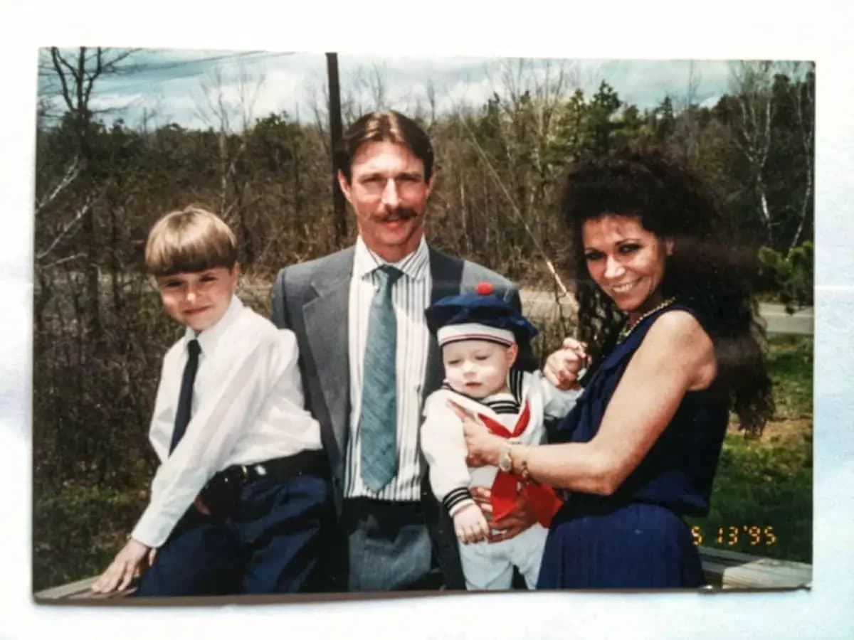 David Adamiak y su esposa, Senga, sostienen a sus hijos Tucker (izquierda) y Tate (derecha) en Strasburg, Pensilvania, en esta foto de archivo. (Cortesía de David Adamiak).