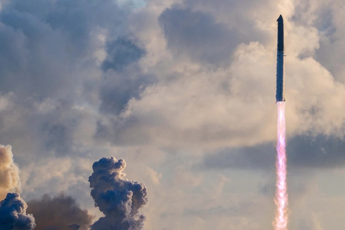El vuelo 14 de Starship despega desde su plataforma de lanzamiento en Boca Chica Beach, Texas, el 28 de septiembre de 2026. (Brandon Bell/Getty Images).