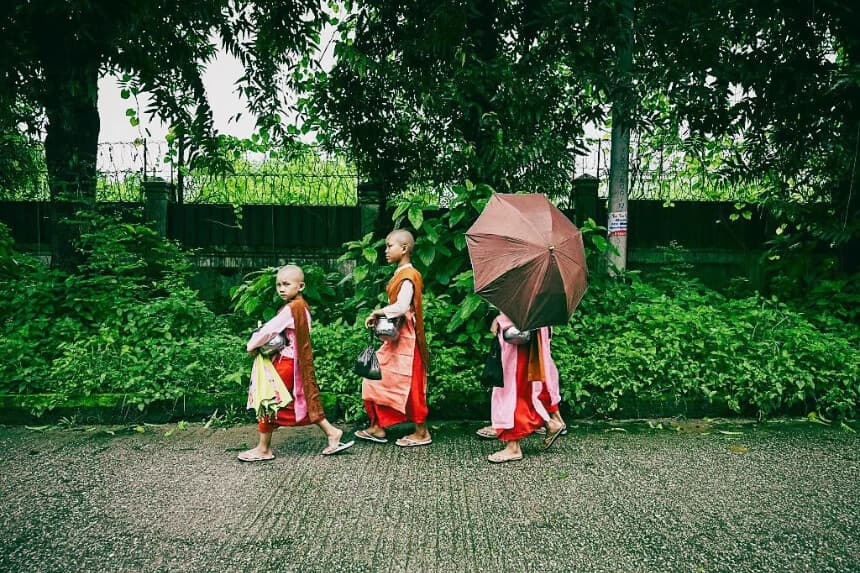 Monjas budistas caminan por una calle en un día lluvioso en Yangón, el 11 de agosto de 2026. (Sai Aung MAIN / AFP vía Getty Images)