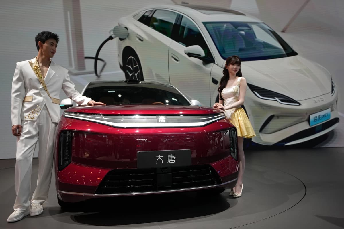 Modelos posan junto a un nuevo vehículo eléctrico del fabricante chino BYD, presentado en el Salón del Automóvil de China 2026 en Beijing el 25 de abril de 2026. (Foto de Andy Wong/AP).