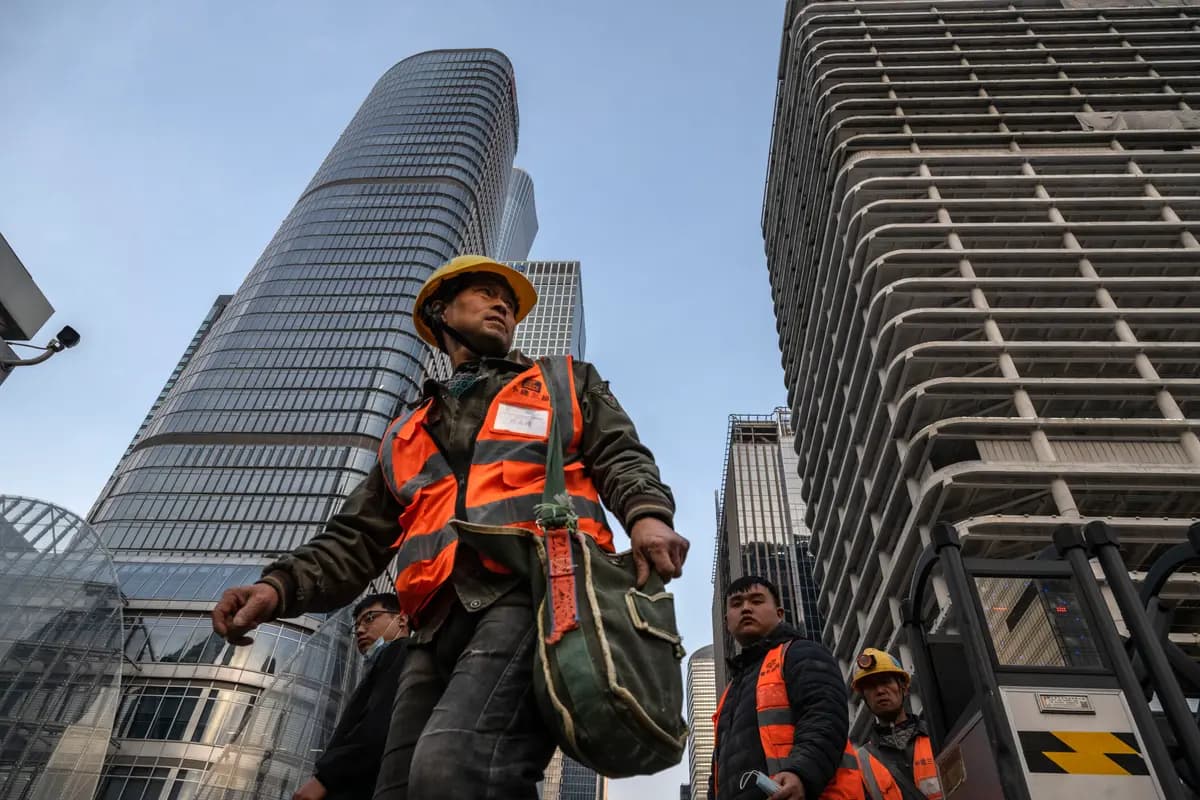 <em>Obreros abandonan una obra para la construcción de una nueva torre de oficinas en el distrito financiero central de Beijing, China, el 3 de abril de 2025. (Kevin Frayer/Getty Images).</em>