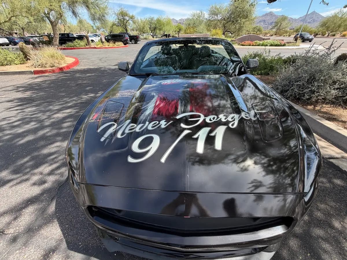 Un Mustang GT 2018 fue transformado por Bob Jenkins, sobreviviente del 11 de septiembre, en un homenaje para honrar a las víctimas del ataque. El auto muestra su mensaje en Carefree, Arizona, el 20 de septiembre de 2026. (Allan Stein/The Epoch Times)
