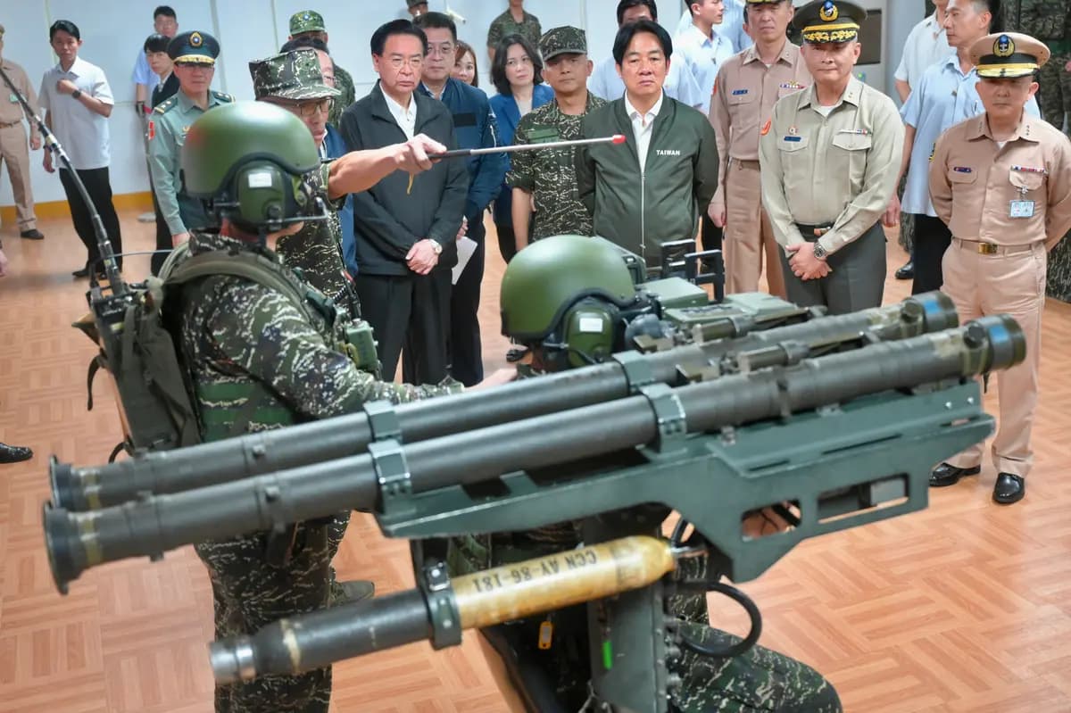 El presidente taiwanés Lai Ching-te (C) observa una demostración del sistema de defensa aérea Stinger, de fabricación estadounidense, durante una visita para inspeccionar a las tropas militares en Taoyuan, Taiwán, el 23 de mayo de 2024. (Sam Yeh/AFP vía Getty Images).
