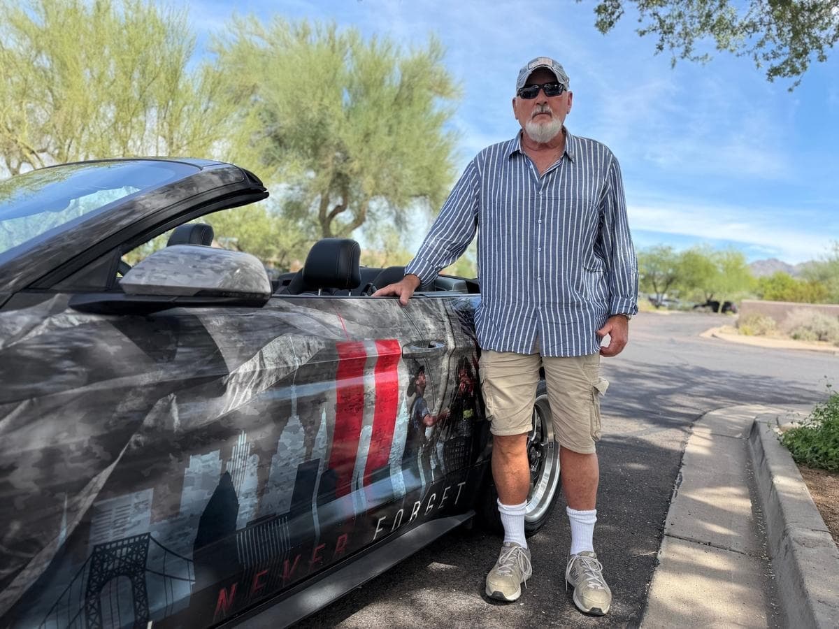 Bob Jenkins, de 71 años, exmarine, se encuentra junto al Mustang GT que convirtió en un homenaje móvil al 11 de septiembre, en Carefree, Arizona, el 20 de septiembre de 2026. (Allan Stein/The Epoch Times)