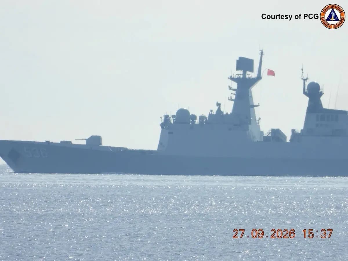 Una embarcación de la Guardia Costera de Filipinas sigue de cerca a tres buques de guerra de la Armada del Ejército Popular de Liberación a unas 31 millas náuticas al noroeste de la isla de Cabra, en Mindoro Occidental, Filipinas, el 27 de septiembre de 2026. (Cortesía de la Guardia Costera de Filipinas).