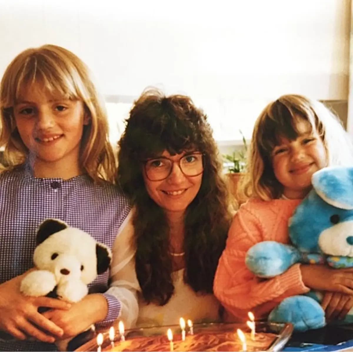 <em>Donna Duncan con sus hijas Alicia y Christie en su infancia, en una fotografía facilitada. (Cortesía de Alicia Duncan).</em>