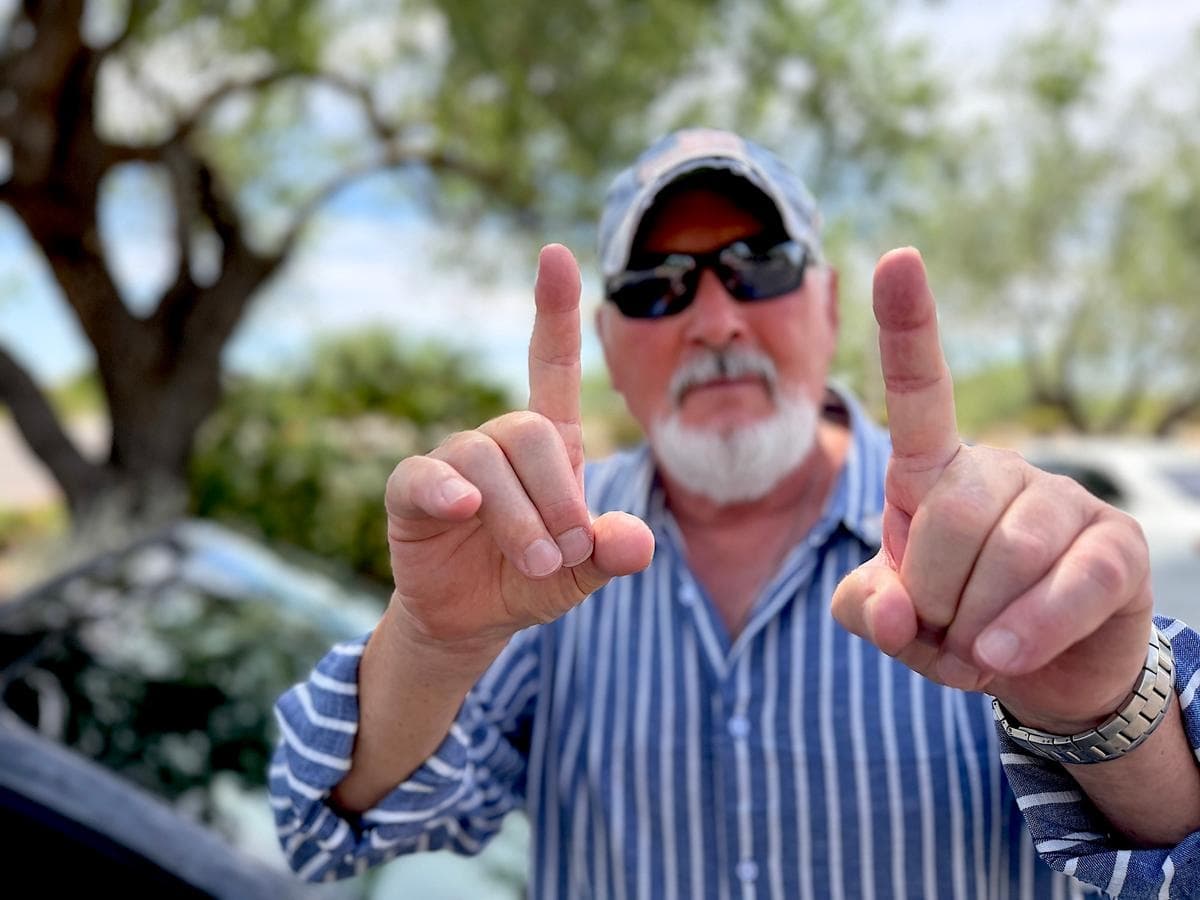 Bob Jenkins sobrevivió a los ataques terroristas que derrumbaron el World Trade Center el 11 de septiembre de 2001. Aquí, hace un gesto representando las torres gemelas, en Carefree, Arizona, el 20 de septiembre de 2026. (Allan Stein/The Epoch Times)