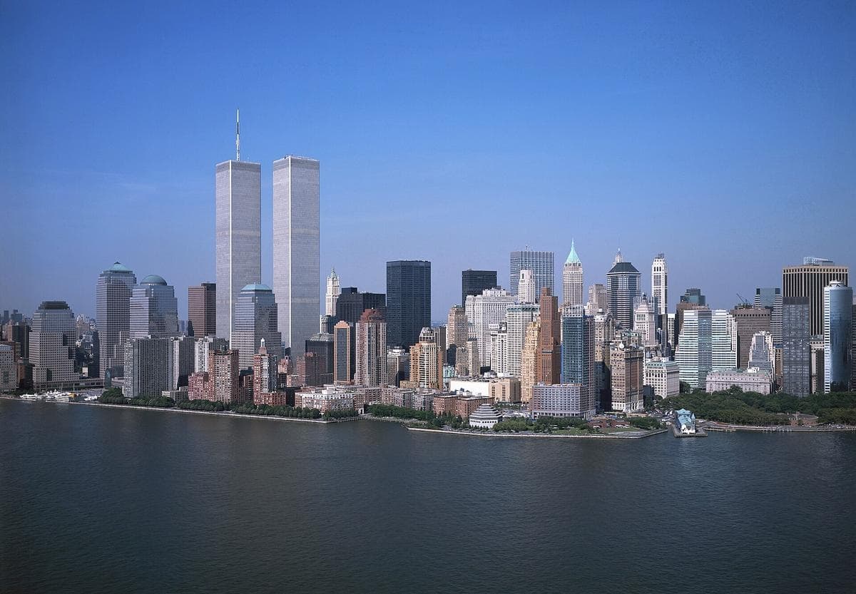 Las torres gemelas dos meses antes de los atentados del 11 de septiembre de 2001, vistas desde el río Hudson en la ciudad de Nueva York en julio de 2001. (Dominio público)