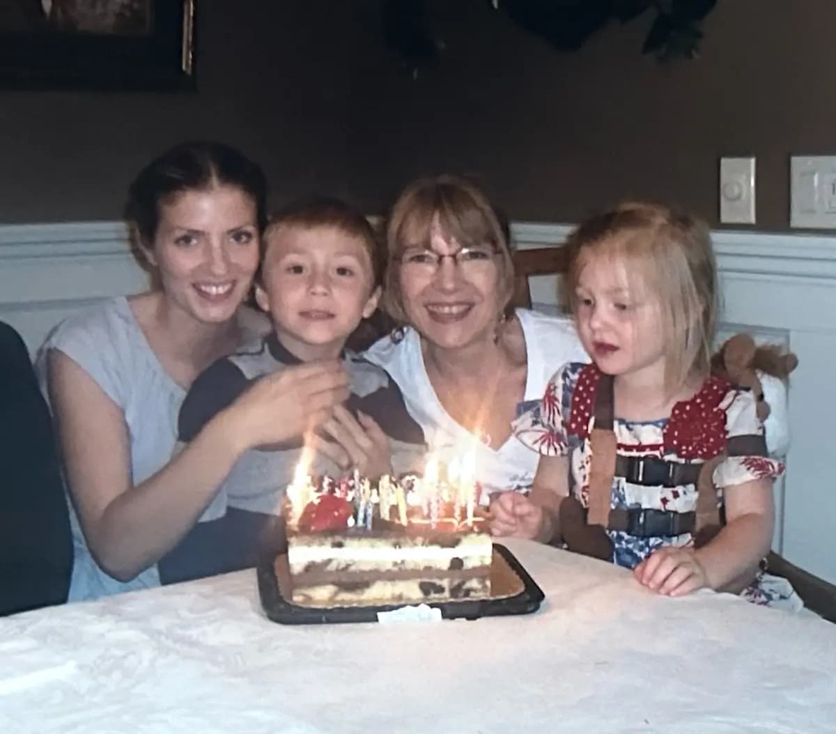 <em>Donna Duncan con su hija Alicia y sus hijos, en una foto facilitada. (Cortesía de Alicia Duncan).</em>