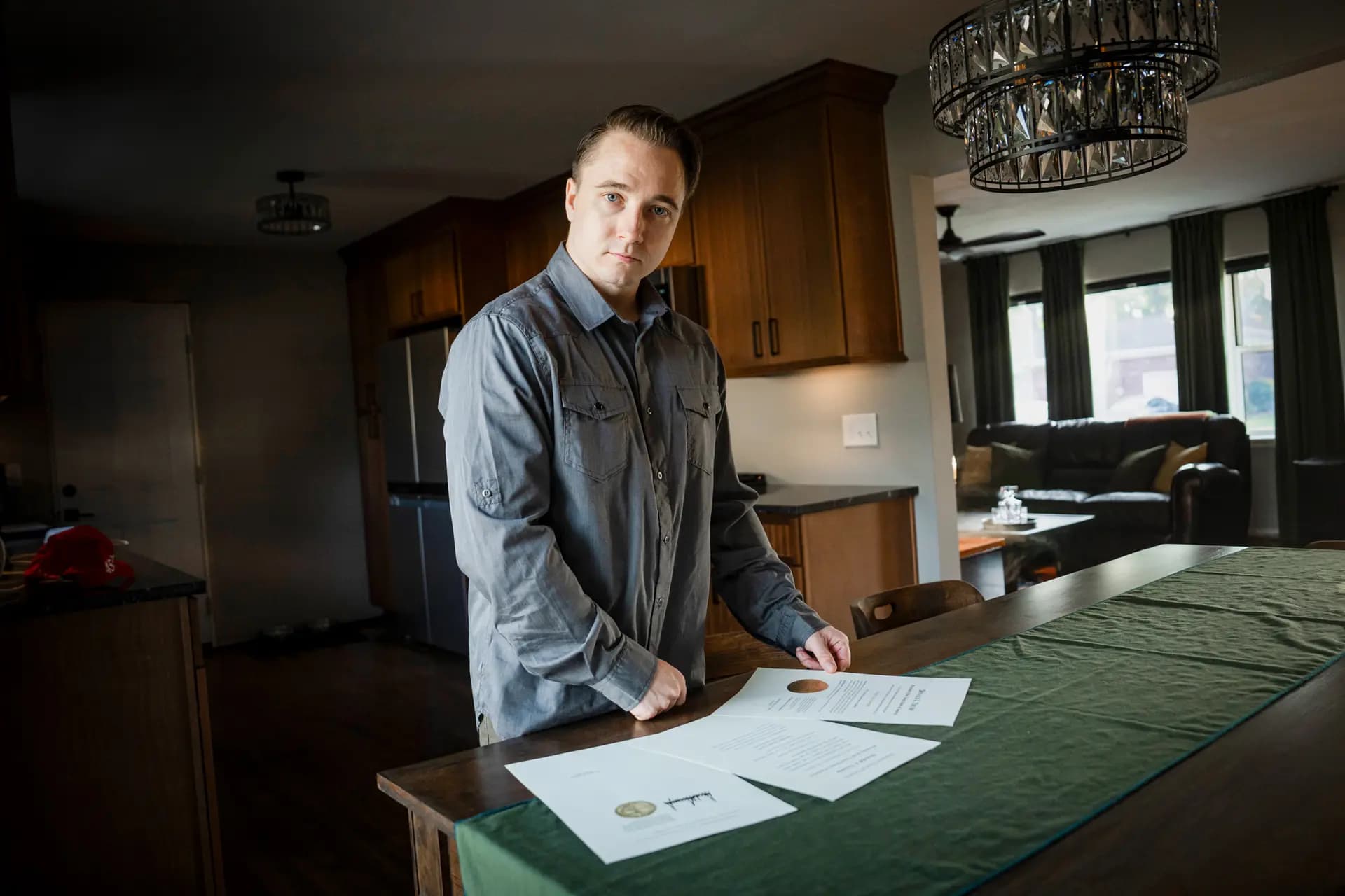 Patrick "Tate" Adamiak con el indulto emitido por el presidente Donald Trump, en la casa de Adamiak en Virginia Beach, Virginia, el 21 de septiembre de 2026. (Madalina Kilroy/The Epoch Times).