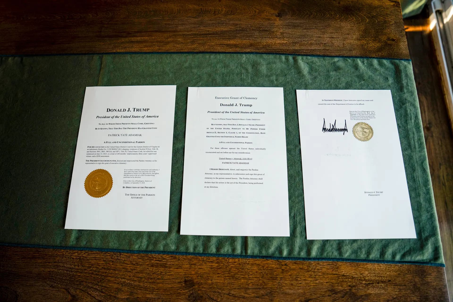 El indulto otorgado a Patrick "Tate" Adamiak por el presidente Donald Trump, exhibido en la casa de Adamiak en Virginia Beach, Virginia, el 21 de septiembre de 2026. (Madalina Kilroy/The Epoch Times).