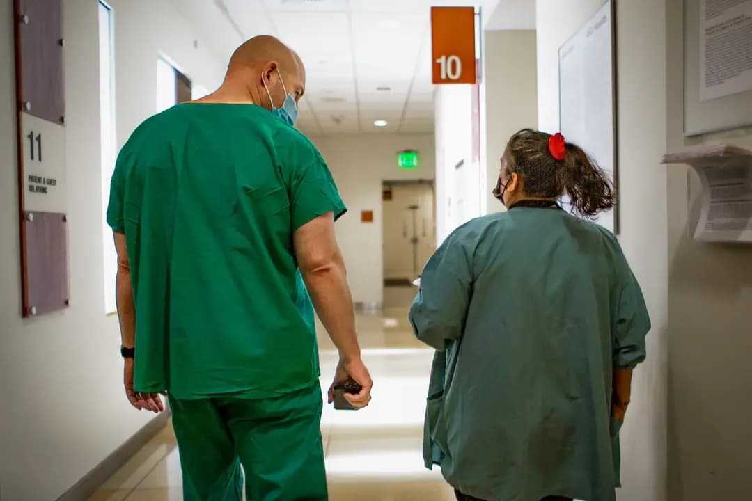 El personal del hospital camina por un pasillo en el Centro Médico de la UCI en Orange, California, el 16 de diciembre de 2020. (John Fredricks/The Epoch Times)