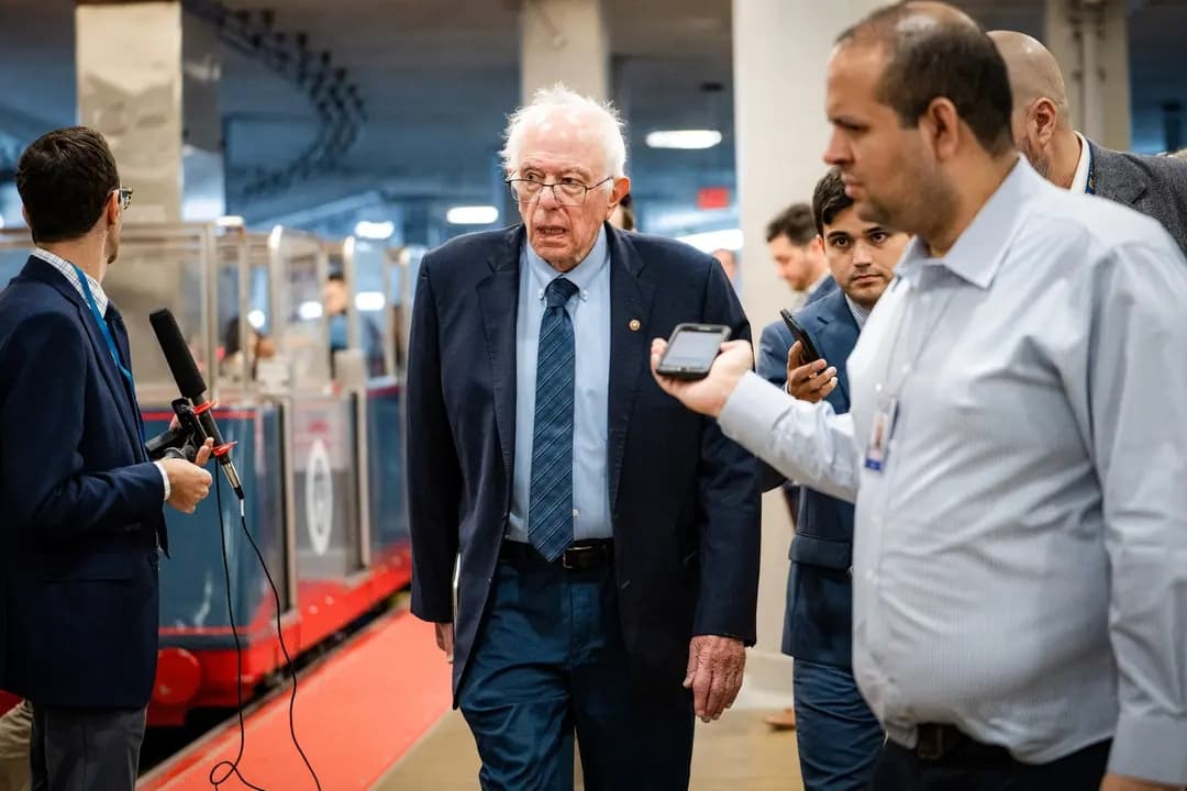 El senador Bernie Sanders (I-Vt.) habla con los periodistas en el Capitolio, en Washington, el 9 de octubre de 2025. "Los inversionistas de capital privado están comprando hospitales y ‘cargándolos con una deuda que nunca podrían permitirse pagar’", dijo Sanders en 2024. (Madalina Kilroy/The Epoch Times)