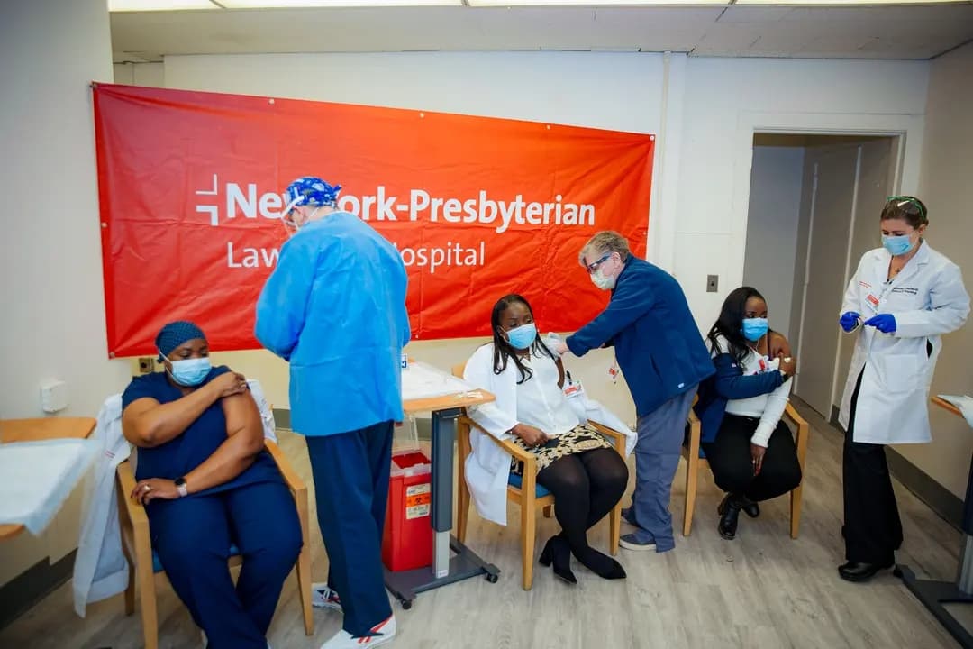 Los médicos administran la vacuna contra el COVID-19 en el NewYork-Presbyterian Lawrence Hospital, en Bronxville, Nueva York, el 8 de enero de 2021. A pesar de un reciente aumento desde el inicio de la pandemia de COVID-19, más de 4 de cada 10 médicos reportaron síntomas de agotamiento en 2025, según la Asociación Médica de Estados Unidos. (Kevin Hagen, archivo/Foto AP)