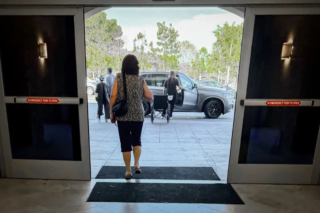 Unos pacientes acuden a un hospital en Irvine, California, el 17 de julio de 2026. En general, las investigaciones indican que los hospitales propiedad de inversionistas privados no tienen más probabilidades de cerrar que los demás hospitales. (John Fredricks/The Epoch Times)