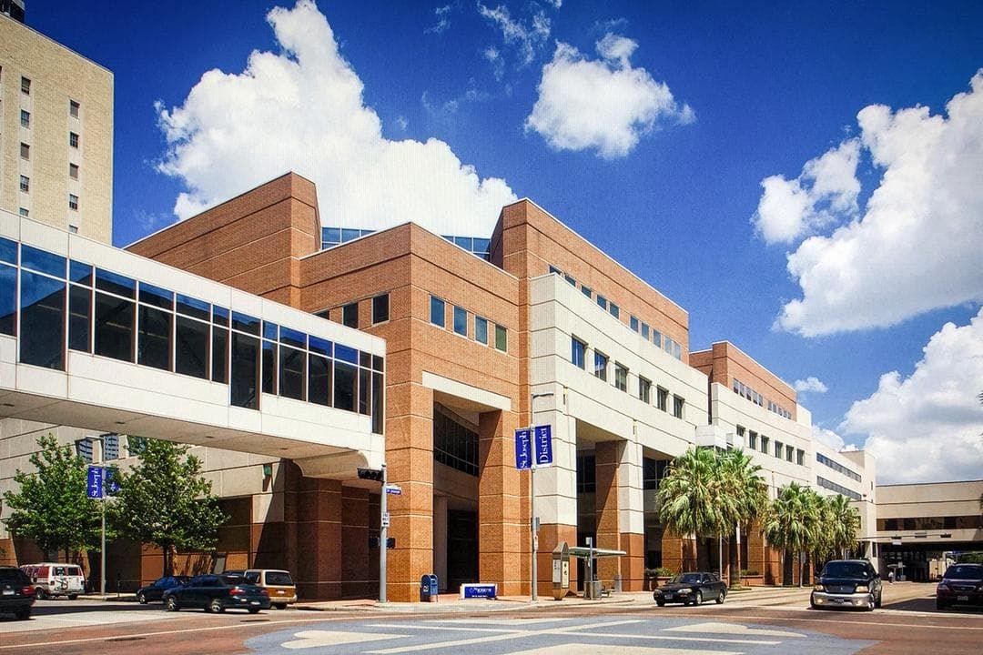 Centro Médico St. Joseph en Houston, el 23 de julio de 2018. El hospital fue adquirido por Steward Healthcare —que era propiedad de una firma de capital privado— en 2017. Steward se declaró en quiebra en 2024; el colapso se convirtió en un ejemplo nacional de cómo las operaciones de capital privado y del sector inmobiliario pueden agotar los recursos de una cadena hospitalaria. (Centro Médico St. Joseph/CC BY-SA 4.0)