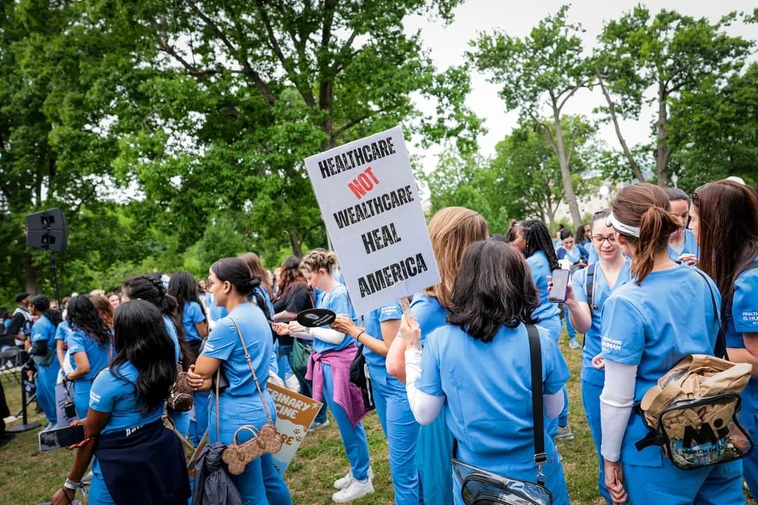 Profesionales de la salud y estudiantes de medicina asisten a la manifestación "Healthcare is Human" frente al Capitolio de los Estados Unidos en Washington el 21 de mayo de 2026. La manifestación abogó por una legislación que alivie la escasez de personal, combata el agotamiento y proteja a los denunciantes. (Anna Moneymaker/Getty Images)