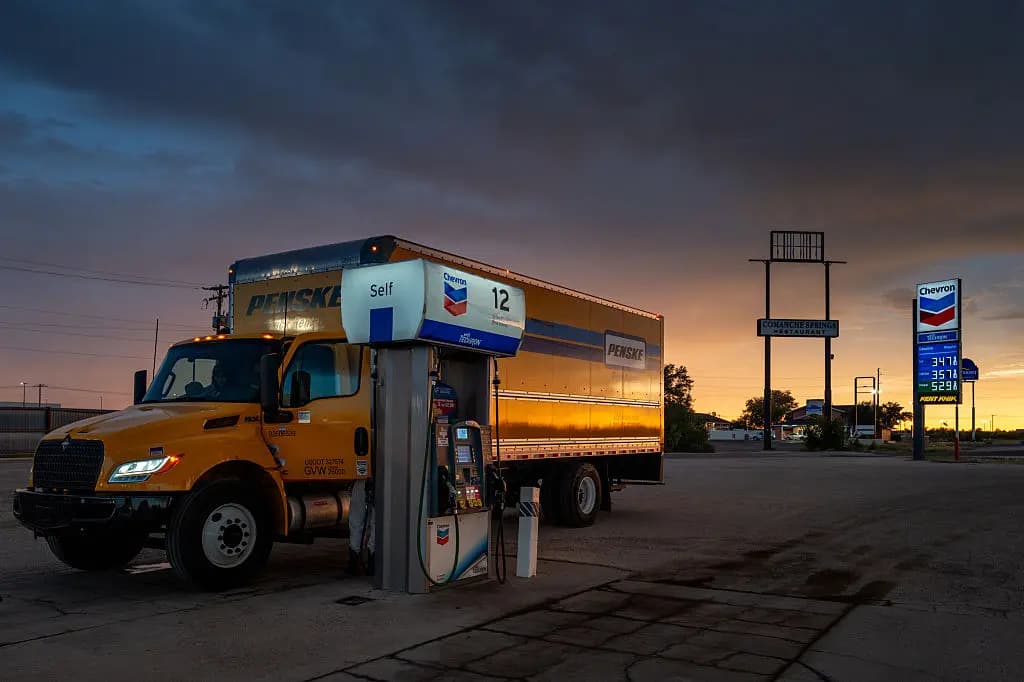 <em>Precios de gasolina y diésel en una gasolinera Chevron en Fort Stockton, Texas, el 14 de agosto de 2026. (Brandon Bell/Getty Images).</em>
