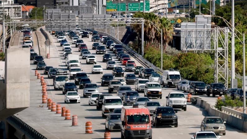 Administración Trump reduce requisitos de eficiencia de combustible para autos y camionetas ligeras