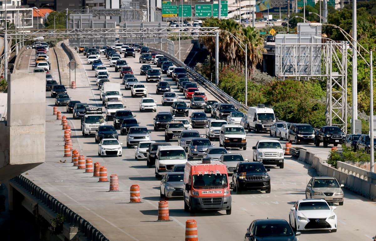 Vehículos circulan por la I-95 en Miami, Florida, el 24 de mayo de 2024. (Joe Raedle/Getty Images).