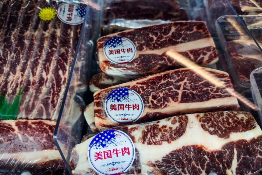 Carne de res importada de EE. UU. se exhibe en un supermercado de Shenzhen el 12 de abril de 2025, en cortes veteados envueltos individualmente y etiquetados como “U.S. Beef”. (Cheng Xin/Getty Images).