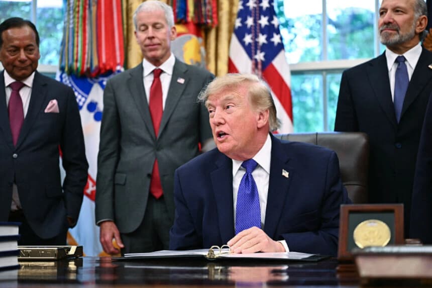 El presidente de EE. UU., Donald Trump, anuncia medidas sobre el acero en el Despacho Oval de la Casa Blanca, en Washington, el 28 de septiembre de 2026. (Kent Nishimura/AFP vía Getty Images).