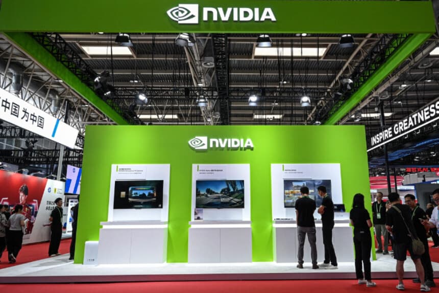 Unas personas pasan frente al stand de Nvidia durante la Exposición Internacional de la Cadena de Suministro de China en Pekín, el 16 de julio de 2025. (Jade Gao/AFP vía Getty Images).