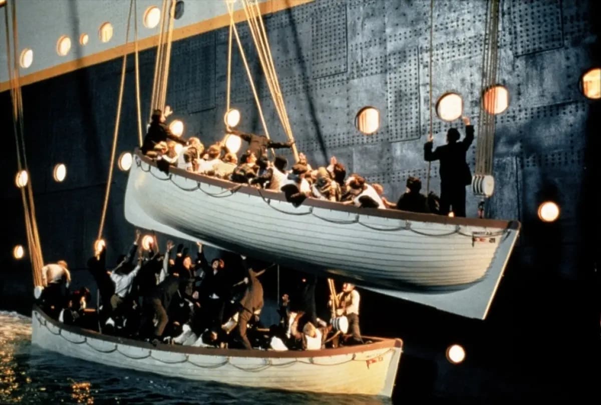 En "Titanic", se ve cómo bajan los botes salvavidas repletos de mujeres y niños. (Paramount Pictures).