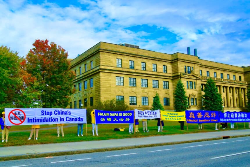 Practicantes y simpatizantes de Falun Gong se concentran frente a Global Affairs Canada en Ottawa el 28 de septiembre de 2026 para pedir al gobierno condenar el ataque ocurrido frente al Consulado de China en Toronto el 22 de septiembre. (Jonathan Ren/The Epoch Times).