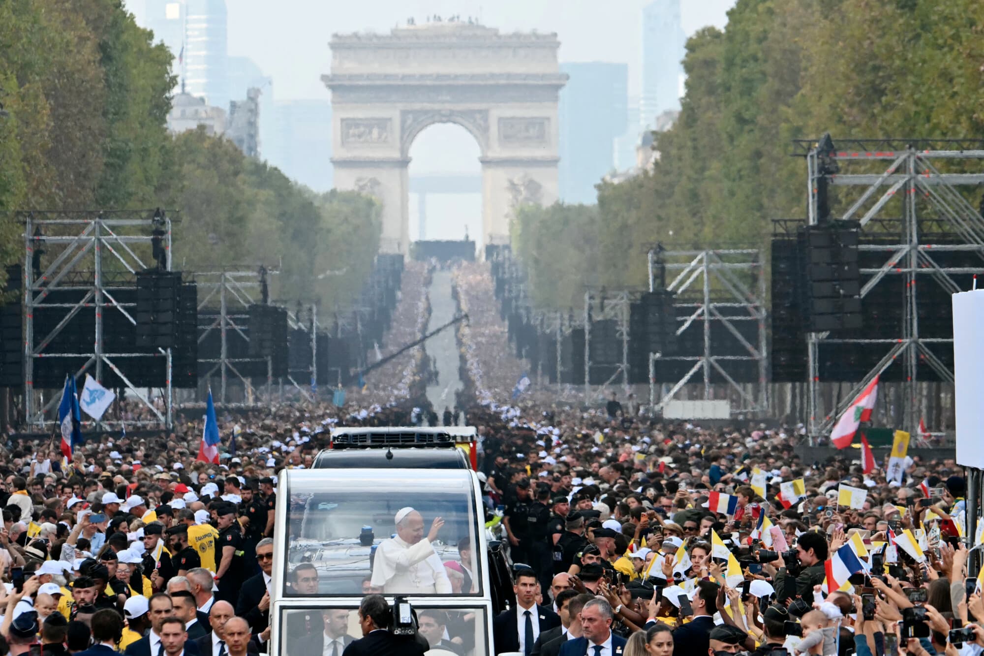 El Papa León XIV saluda a la multitud desde el Papamóvil mientras recorre la avenida de los Campos Elíseos en dirección a la Plaza de la Concordia, en el centro de París, el 26 de septiembre de 2026, para celebrar una misa solemne al aire libre, en el segundo día de su visita a Francia. (Alberto PIZZOLI / AFP vía Getty Images)