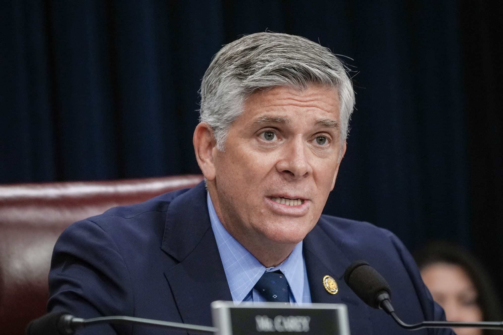 El representante Darin LaHood (R-Ill.) pregunta durante una audiencia en el Capitolio, en Washington, el 1 de septiembre de 2026. En 2023, copatrocinó la “Ley NO GOTION” para impedir créditos fiscales a empresas vinculadas a naciones adversarias. (Mariam Zuhaib/AP).