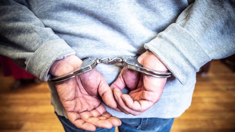 Condenan a hombre a dos años de prisión por fraude de USD 2.3 millones en ayudas por la pandemia