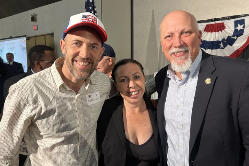 (De izquierda a derecha) Ryland Engelhart, Mollie Engelhart y Chip Roy en el evento Spirit of Liberty, en Kerrville, Texas, el 19 de septiembre de 2026. (Cortesía de Mollie Engelhart).
