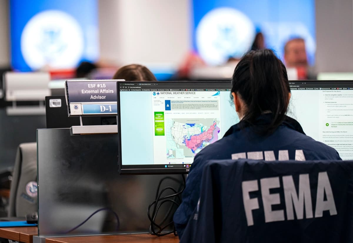 Un trabajador del Centro Nacional de Coordinación de Respuesta examina un mapa de la tormenta invernal que se aproxima en la sede de la Agencia Federal para el Manejo de Emergencias (FEMA) en Washington, el 24 de enero de 2026. (Al Drago/Getty Images).