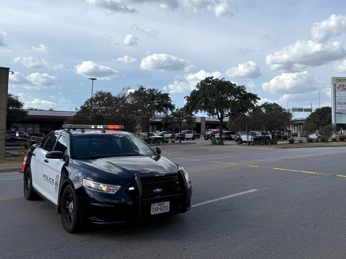 La policía bloquea una calle tras un tiroteo en el que estuvo involucrado un agente del ICE en Austin, Texas, el 20 de septiembre de 2026. (Foto AP/Jesse Bedayn)