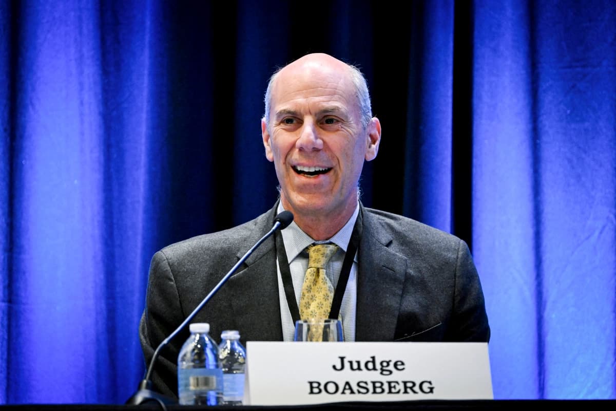 James Boasberg, juez presidente de la Corte de Distrito de Estados Unidos para el Distrito de Columbia, participa en una mesa redonda durante la reunión anual de primavera sobre derecho antimonopolio de la American Board Association, celebrada en el Marriott Marquis de Washington el 2 de abril de 2025. (Drew Angerer/AFP vía Getty Images).