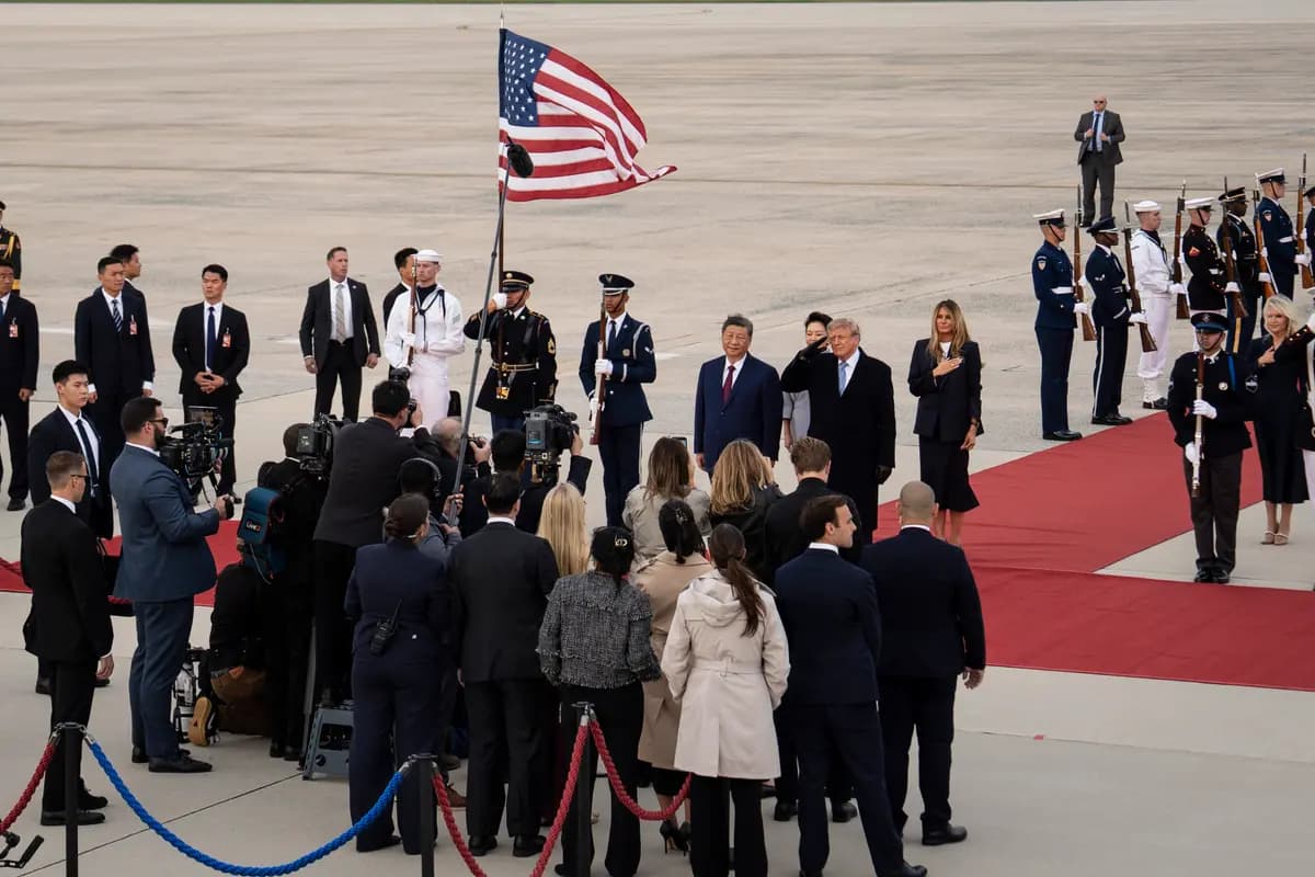El presidente de Estados Unidos, Donald Trump, y la primera dama, Melania Trump, dan la bienvenida al líder chino Xi Jinping y a su esposa, Peng Liyuan, en la Base Conjunta Andrews, en Maryland, el 23 de septiembre de 2026. (Madalina Kilroy/The Epoch Times).