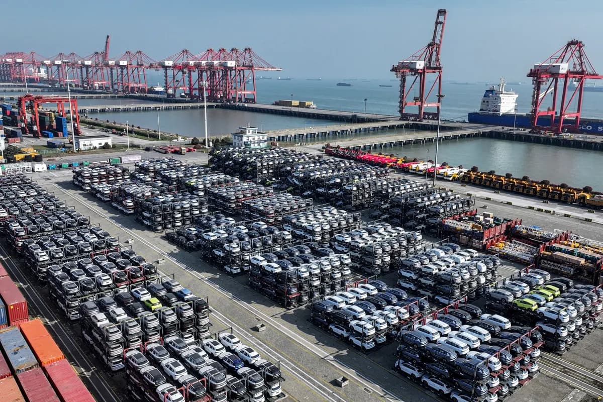 Autos eléctricos de BYD y otras marcas de autos destinados a la exportación se apilan en el puerto de Taicang, en Suzhou, provincia de Jiangsu, China, el 7 de abril de 2025. (AFP/Getty Images)