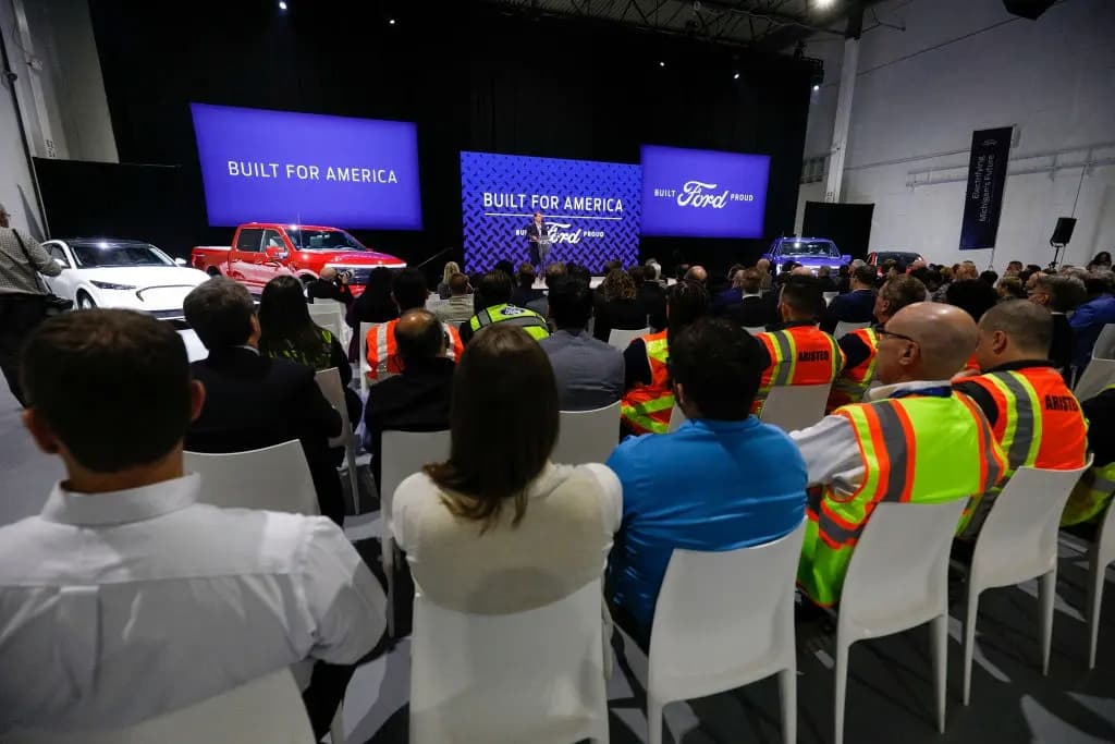 El director ejecutivo de Ford, Jim Farley, anuncia en una conferencia de prensa que Ford Motor Company creará una planta de baterías para vehículos eléctricos en Marshall, Michigan, el 13 de febrero de 2023. (Bill Pugliano/Getty Images)